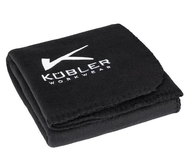 k-bler-fleecedecke-schwarz-1-45-m-x-0-95-m-mit-wei-em-logo-gr-e-st image 1
